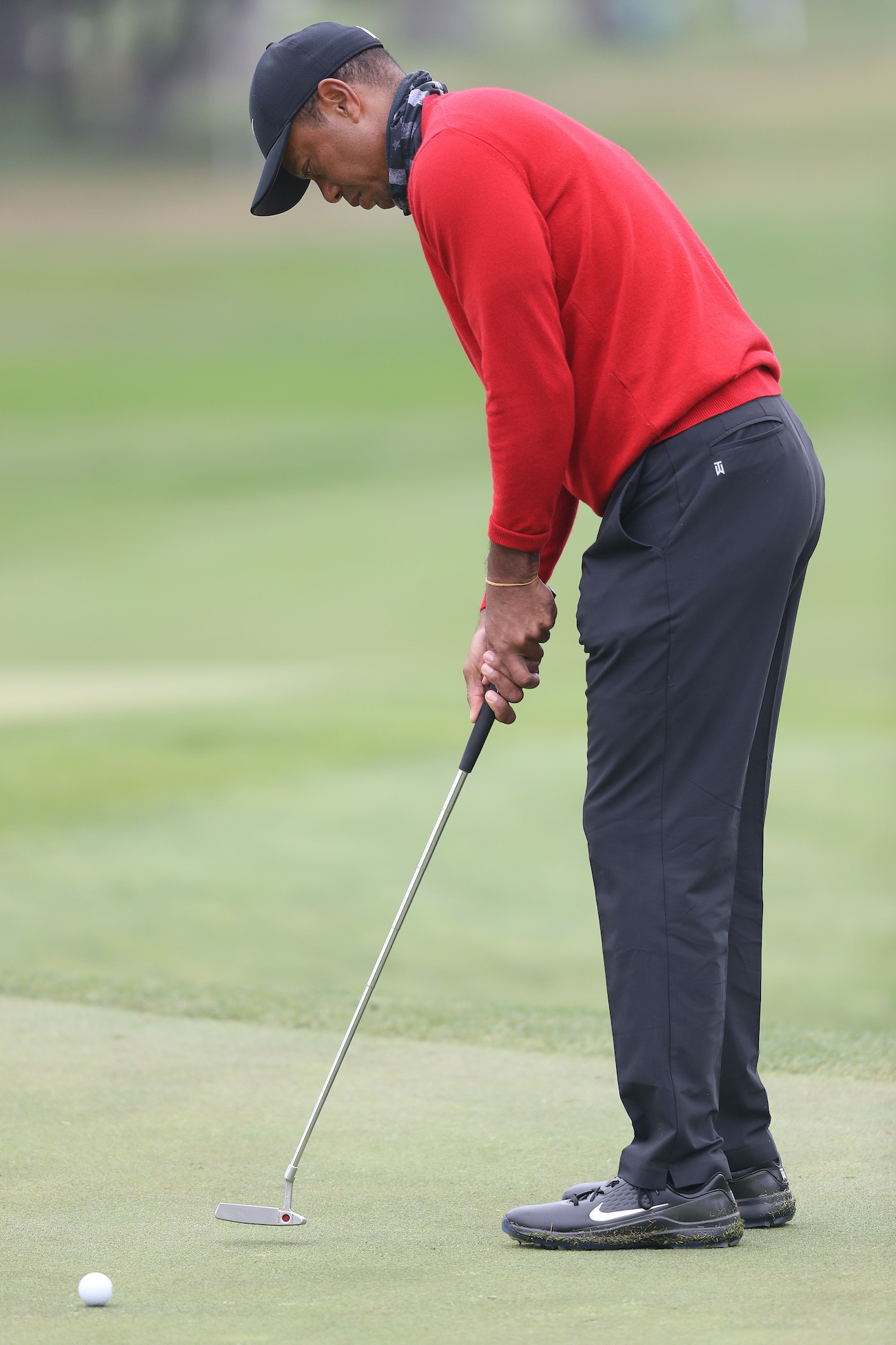 tiger woods putting posture