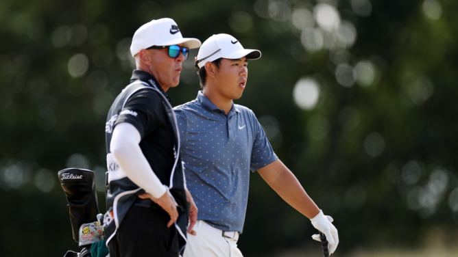 Tom Kim caddie